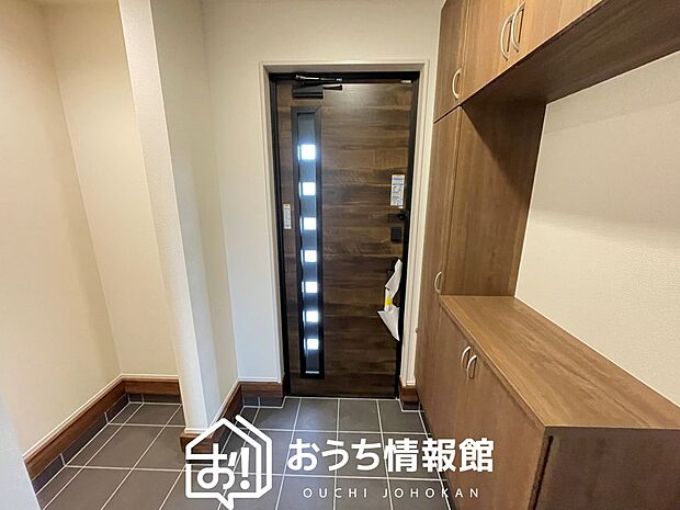 【現地写真（玄関）】玄関には、大型のシューズ収納を設置しています。