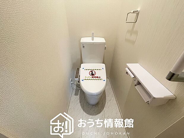 【トイレ】汚れてもサッとひと拭きでお手入れ簡単、エコ仕様の温水洗浄便座付きのトイレです。
バリアフリーにも配慮しています。
