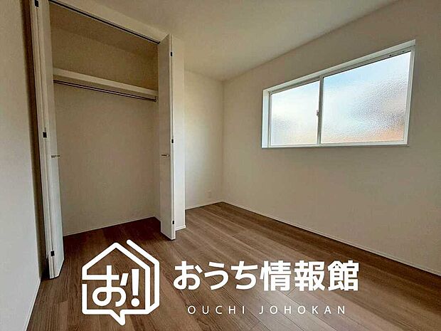 【現地写真（洋室）】木目の美しさを際立たせるシンプルデザインの建具を使用しています。