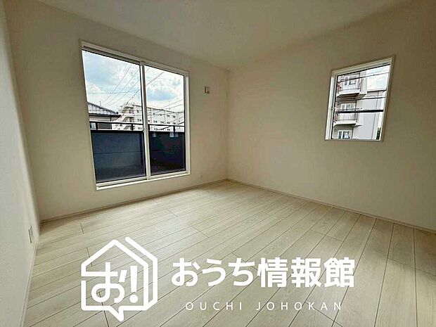 【現地写真（洋室）】木目の美しさを際立たせるシンプルデザインの建具を使用しています。