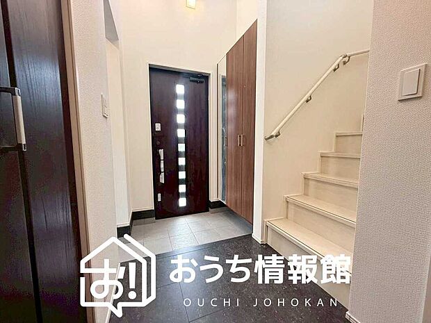 【現地写真（玄関）】玄関には、大型のシューズ収納を設置しています。