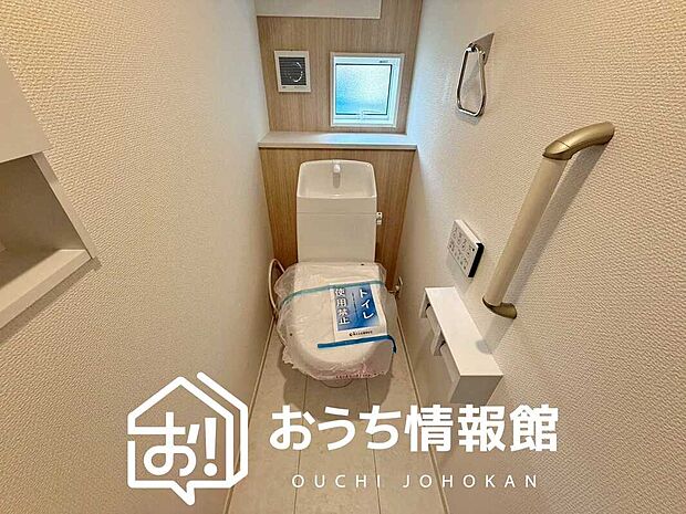 【トイレ】汚れてもサッとひと拭きでお手入れ簡単、エコ仕様の温水洗浄便座付きのトイレです。
バリアフリーにも配慮しています。
