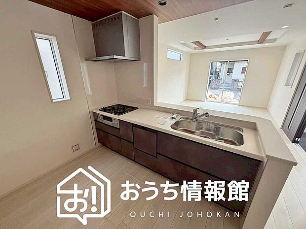 【現地写真（キッチン）】収納たっぷりのシステムキッチン、浄水器付水栓を標準装備しています。