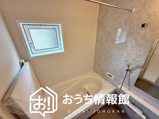 【現地写真（浴室）】浴室暖房乾燥機付き。１坪タイプで広々です。