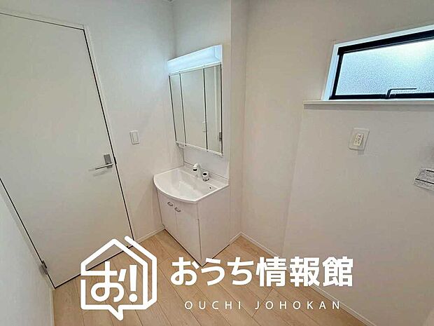 【洗面台・洗面所】鏡の両サイドは、必要なものを取出しやすく、大きな鏡面で朝の準備も快適。
使いやすいリフトアップ機能付きのシングルレバーシャワー水栓付です。