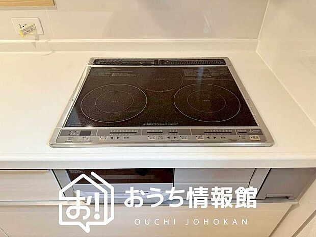 【ビルトインコンロ】フラットな構造で清掃性が高く、過熱防止センサー付３口タイプで日頃の家事も快適です。