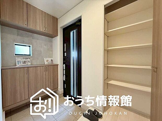 【現地写真（玄関）】玄関には、大型のシューズ収納を設置しています。