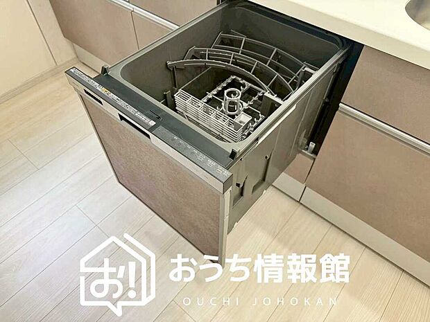 【食器洗い乾燥機】食後の時間にゆとりを与えてくれる食器洗い乾燥機。
操作ボタンも上面にあるので、腰をかがめずに操作ができラクラクです。