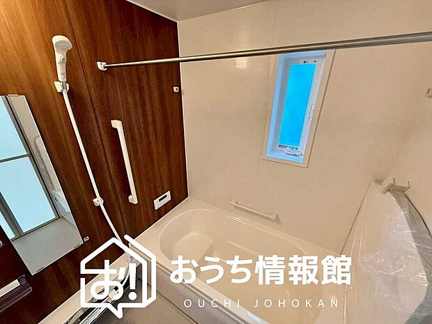 【現地写真（浴室）】浴室暖房乾燥機付き。１坪タイプで広々です。