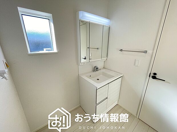 【洗面台・洗面所】鏡の両サイドは、必要なものを取出しやすく、大きな鏡面で朝の準備も快適。
使いやすいリフトアップ機能付きのシングルレバーシャワー水栓付です。