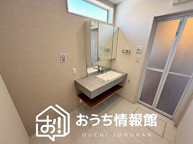 【洗面台・洗面所】鏡の両サイドは、必要なものを取出しやすく、大きな鏡面で朝の準備も快適。
使いやすいリフトアップ機能付きのシングルレバーシャワー水栓付です。
