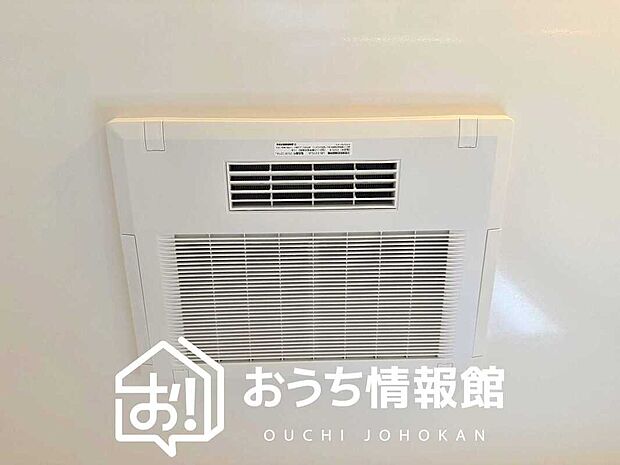 【浴室暖房換気乾燥機】寒い冬場はあたたかく、暑い夏場は扇風機のような心地よさです。
雨の日は、浴室が衣類乾燥スペースになります。
