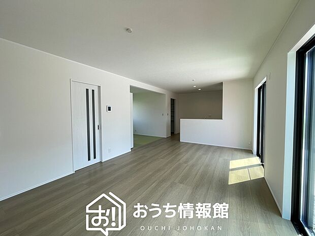 【現地写真（リビング）】フローリング材には、木目、色調など木材特有の風合いがあり、ナチュラルな美しさになっています。