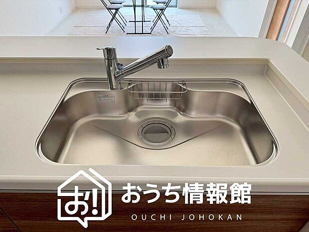 【浄水器内臓型ハンドシャワー付シンク】傷や汚れが付きにくい静音仕様の全面エンボス加工シンク。
また、蛇口の先端に浄水器を内蔵。浄水シャワーが使える毎分4リットルのたっぷり浄水。