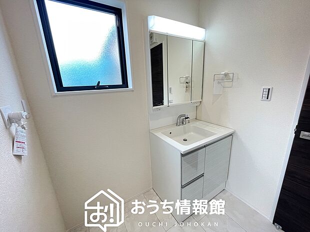 【洗面台・洗面所】鏡の両サイドは、必要なものを取出しやすく、大きな鏡面で朝の準備も快適。
使いやすいリフトアップ機能付きのシングルレバーシャワー水栓付です。