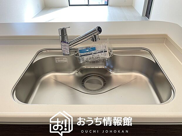 【浄水器内臓型ハンドシャワー付シンク】傷や汚れが付きにくい静音仕様の全面エンボス加工シンク。
また、蛇口の先端に浄水器を内蔵。浄水シャワーが使える毎分4リットルのたっぷり浄水。