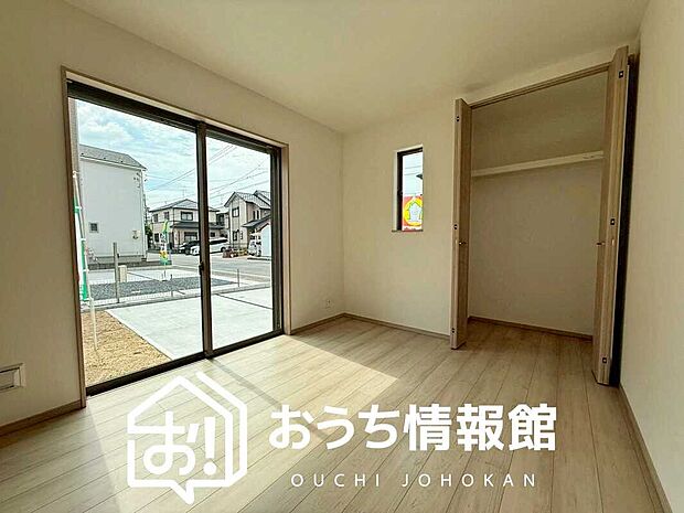 【現地写真（洋室）】木目の美しさを際立たせるシンプルデザインの建具を使用しています。