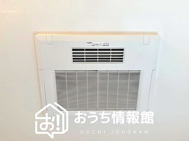 【浴室換気乾燥暖房機】寒い冬場はあたたかく、暑い夏場は扇風機のような心地よさです。
雨の日は、浴室が衣類乾燥スペースになります。
