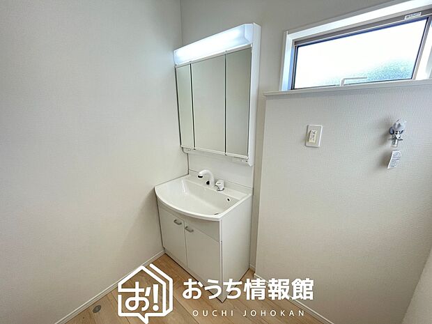 【洗面台・洗面所】鏡の両サイドは、必要なものを取出しやすく、大きな鏡面で朝の準備も快適。
使いやすいリフトアップ機能付きのシングルレバーシャワー水栓付です。