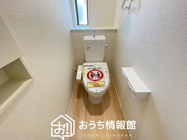 【トイレ】汚れてもサッとひと拭きでお手入れ簡単、エコ仕様の温水洗浄便座付きのトイレです。
バリアフリーにも配慮しています。