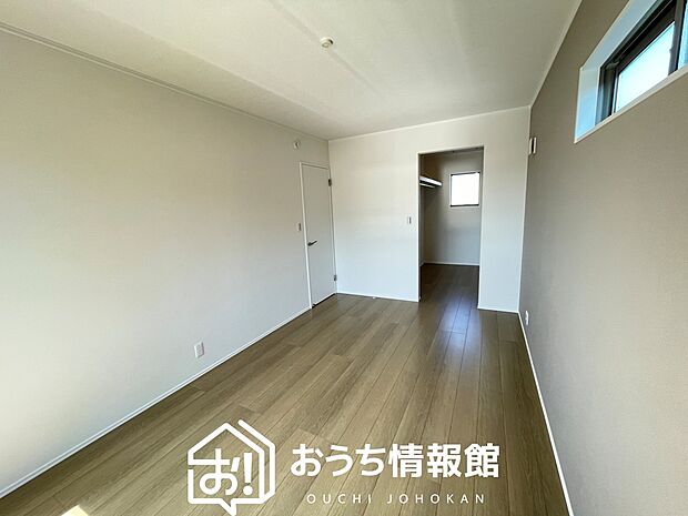 【現地写真（寝室）】木目の美しさを際立たせるシンプルデザインの建具を使用しています。