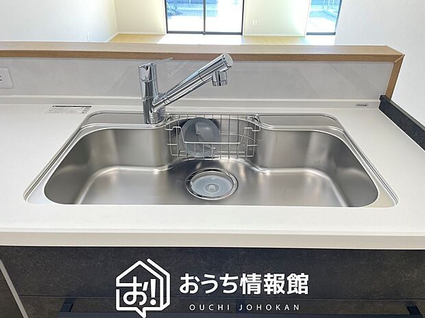 【浄水器内臓ハンドシャワー付シンク】広々とした凸型シンクに洗剤ポケットを標準装備。すっきり収納できます。
また、蛇口の先端に浄水器を内蔵しているため場所をとりません。