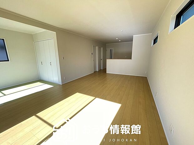 【現地写真（リビング）】フローリング材には、木目、色調など木材特有の風合いがあり、ナチュラルな美しさになっています。