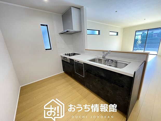 【現地写真（キッチン）】収納たっぷりのシステムキッチン、浄水器付水栓を標準装備しています。