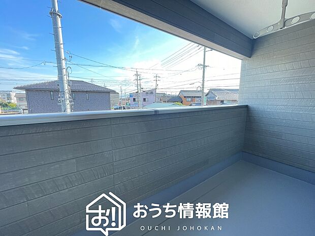 【バルコニー】奥行きが広く、洗濯物をゆったりと干せる十分な広さで、家族の洗濯も捗ります。