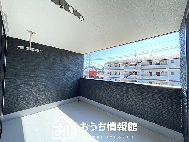 【バルコニー】奥行きが広く、洗濯物をゆったりと干せる十分な広さで、家族の洗濯も捗ります。
