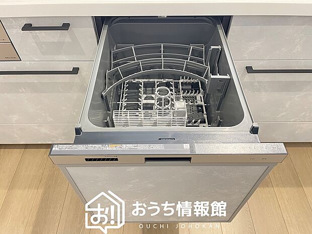 【浴室換気乾燥暖房機】食後の時間にゆとりを与えてくれる食器洗い乾燥機。
操作ボタンも上面にあるので、腰をかがめずに操作ができラクラクです。