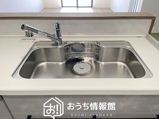 【浄水器内臓ハンドシャワー付シンク】広々とした凸型シンクに洗剤ポケットを標準装備。すっきり収納できます。
また、蛇口の先端に浄水器を内蔵しているため場所をとりません。