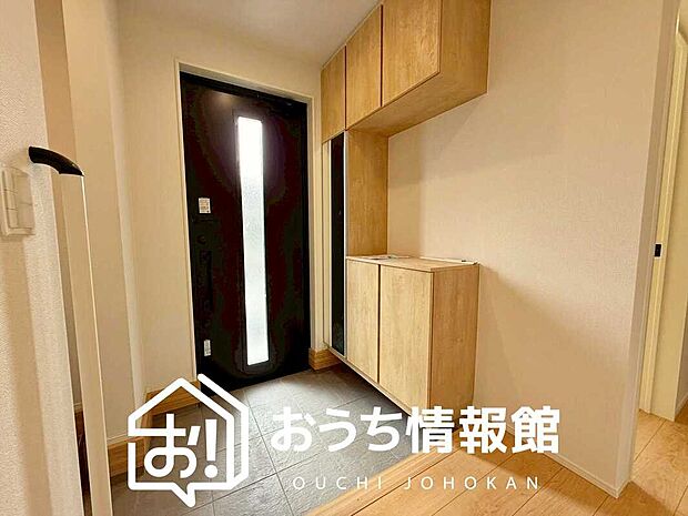 【現地写真(玄関)】玄関には、大型のシューズ収納を設置しています。