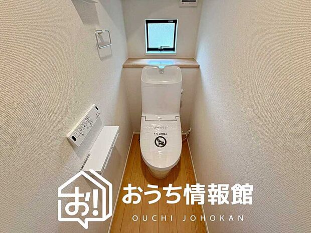 【トイレ】汚れてもサッとひと拭きでお手入れ簡単、エコ仕様の温水洗浄便座付きのトイレです。
バリアフリーにも配慮しています。