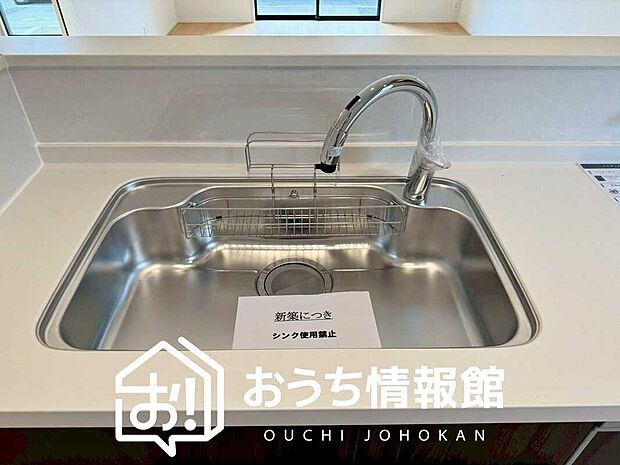 【浄水器内臓ハンドシャワー付シンク】広々とした凸型シンクに洗剤ポケットを標準装備。すっきり収納できます。
また、蛇口の先端に浄水器を内蔵しているため場所をとりません。