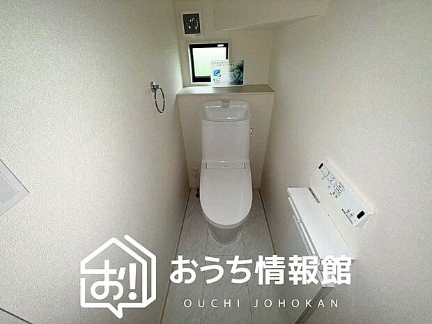 【トイレ】汚れてもサッとひと拭きでお手入れ簡単、エコ仕様の温水洗浄便座付きのトイレです。
バリアフリーにも配慮しています。