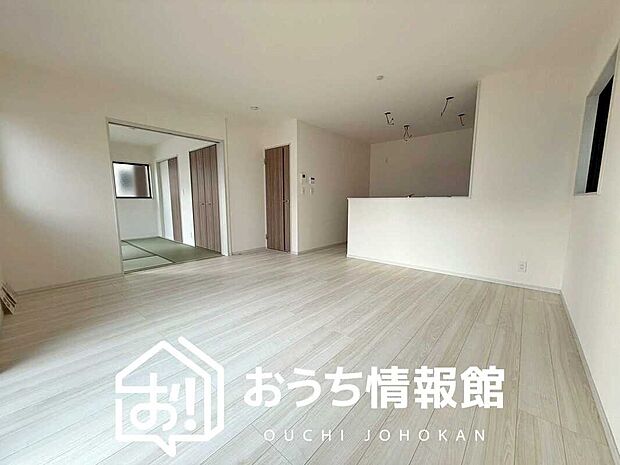 【現地写真（リビング）】フローリング材には、木目、色調など木材特有の風合いがあり、ナチュラルな美しさになっています。