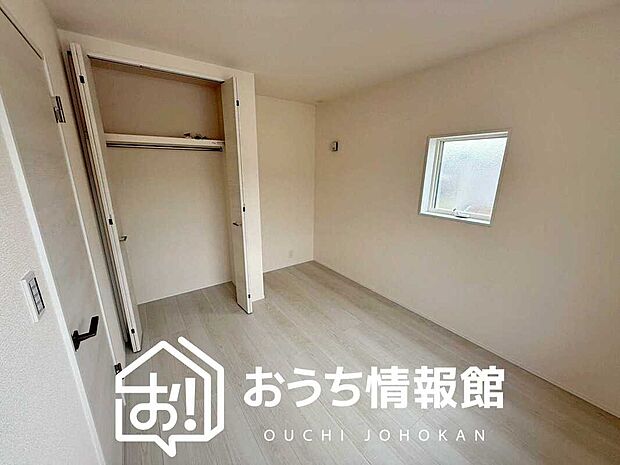【現地写真(洋室)】木目の美しさを際立たせるシンプルデザインの建具を使用しています。