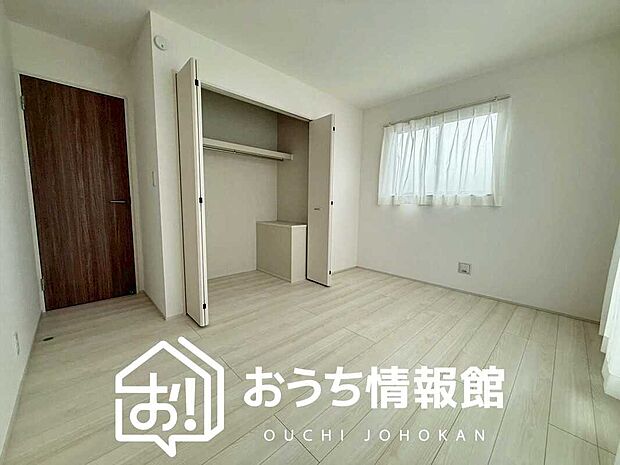 【現地写真（洋室）】木目の美しさを際立たせるシンプルデザインの建具を使用しています。