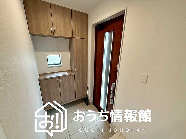 【現地写真（玄関）】玄関には、大型のシューズ収納を設置しています。