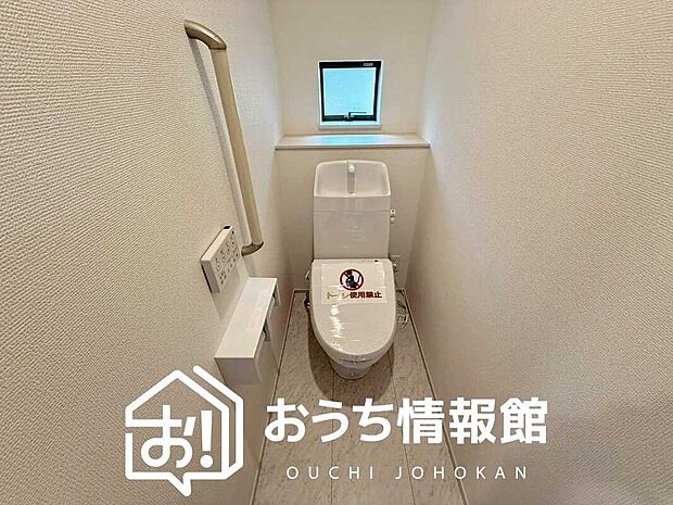 【トイレ】汚れてもサッとひと拭きでお手入れ簡単、エコ仕様の温水洗浄便座付きのトイレです。
バリアフリーにも配慮しています。