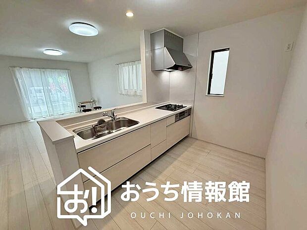 【現地写真（キッチン）】収納たっぷりのシステムキッチン、浄水器付水栓を標準装備しています。