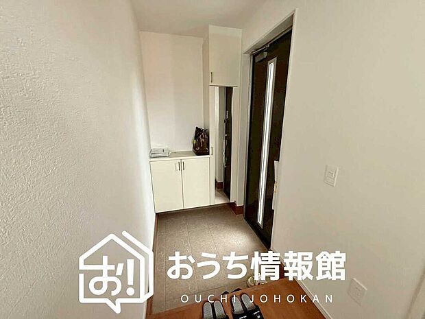 【現地写真（玄関）】玄関には、大型のシューズ収納を設置しています。