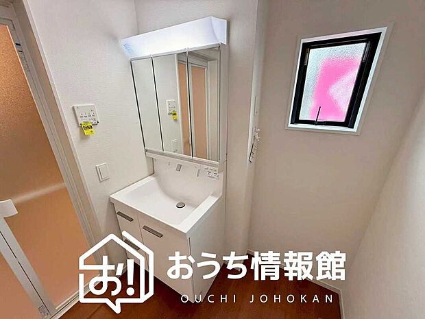 【洗面台・洗面所】鏡の両サイドは、必要なものを取出しやすく、大きな鏡面で朝の準備も快適。
使いやすいリフトアップ機能付きのシングルレバーシャワー水栓付です。
