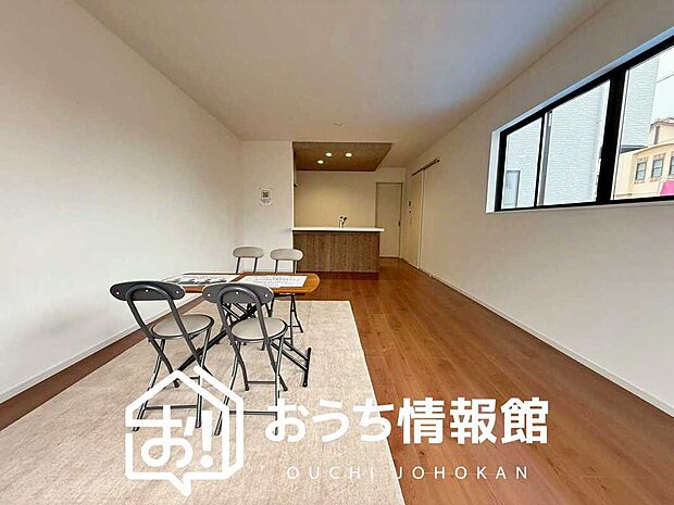 【現地写真（リビング）】フローリング材には、木目、色調など木材特有の風合いがあり、ナチュラルな美しさになっています。