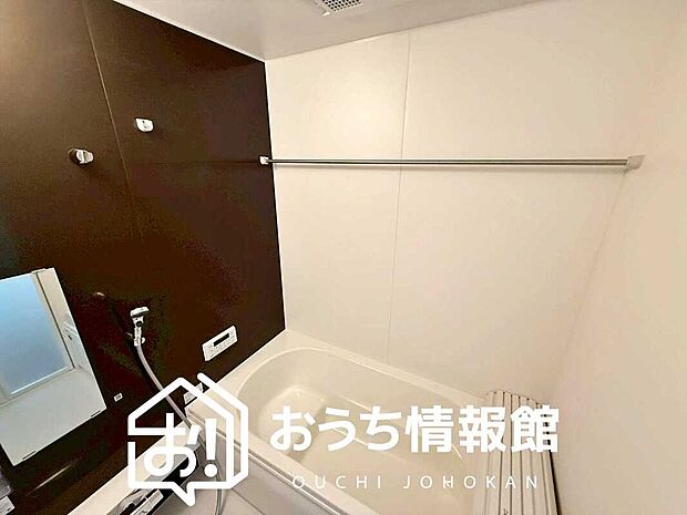 【現地写真（浴室）】浴室暖房乾燥機付き。１坪タイプで広々です。