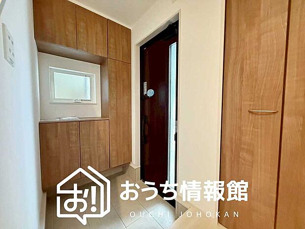 【現地写真(玄関)】玄関には、大型のシューズ収納を設置しています。