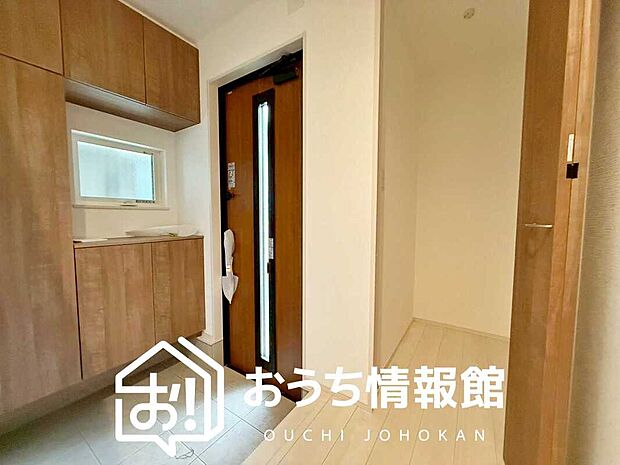 【現地写真(玄関)】玄関には、大型のシューズ収納を設置しています。