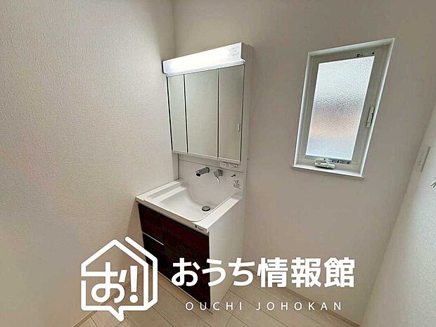 【洗面台・洗面所】鏡の両サイドは、必要なものを取出しやすく、大きな鏡面で朝の準備も快適。
使いやすいリフトアップ機能付きのシングルレバーシャワー水栓付です。