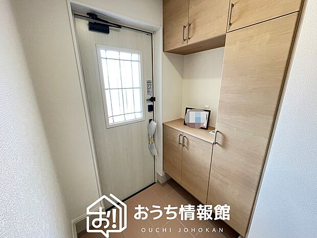 【現地写真(玄関)】玄関には、大型のシューズ収納を設置しています。